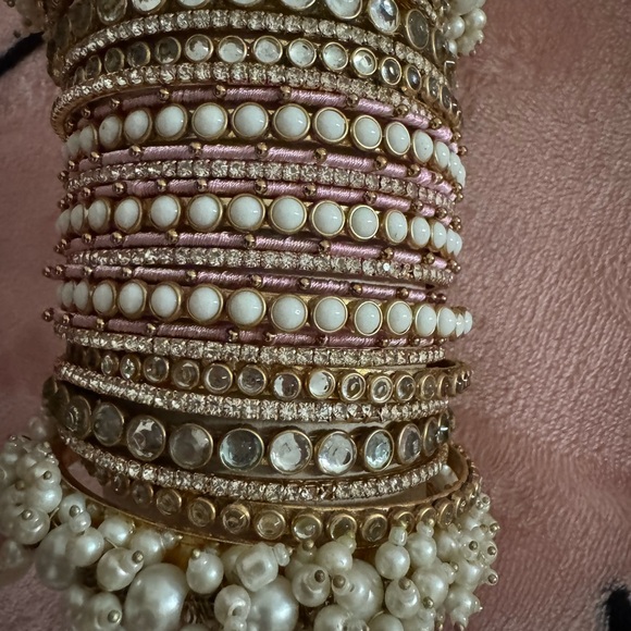 Pakistani kundon pink bangles with gajra bangles - Picture 2 of 3